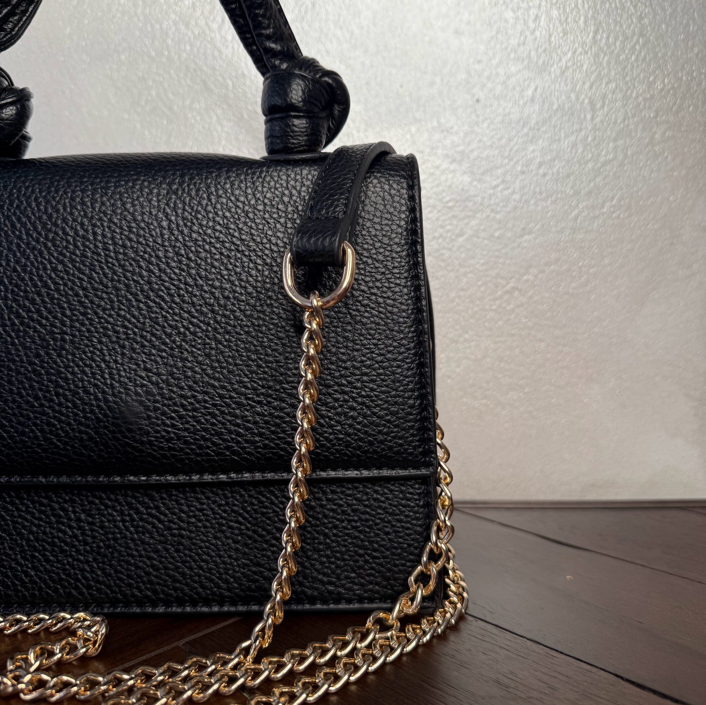 Mini bolso con asa anudada y cadena dorada