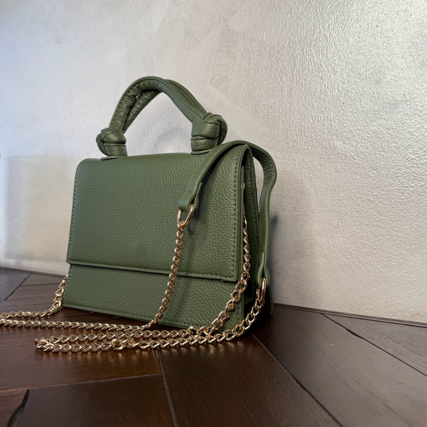 Mini bolso con asa anudada y cadena dorada