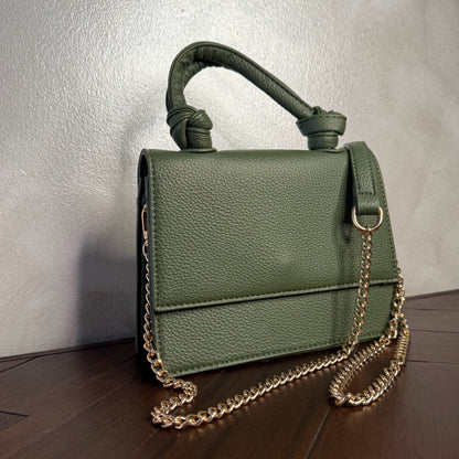 Mini bolso con asa anudada y cadena dorada