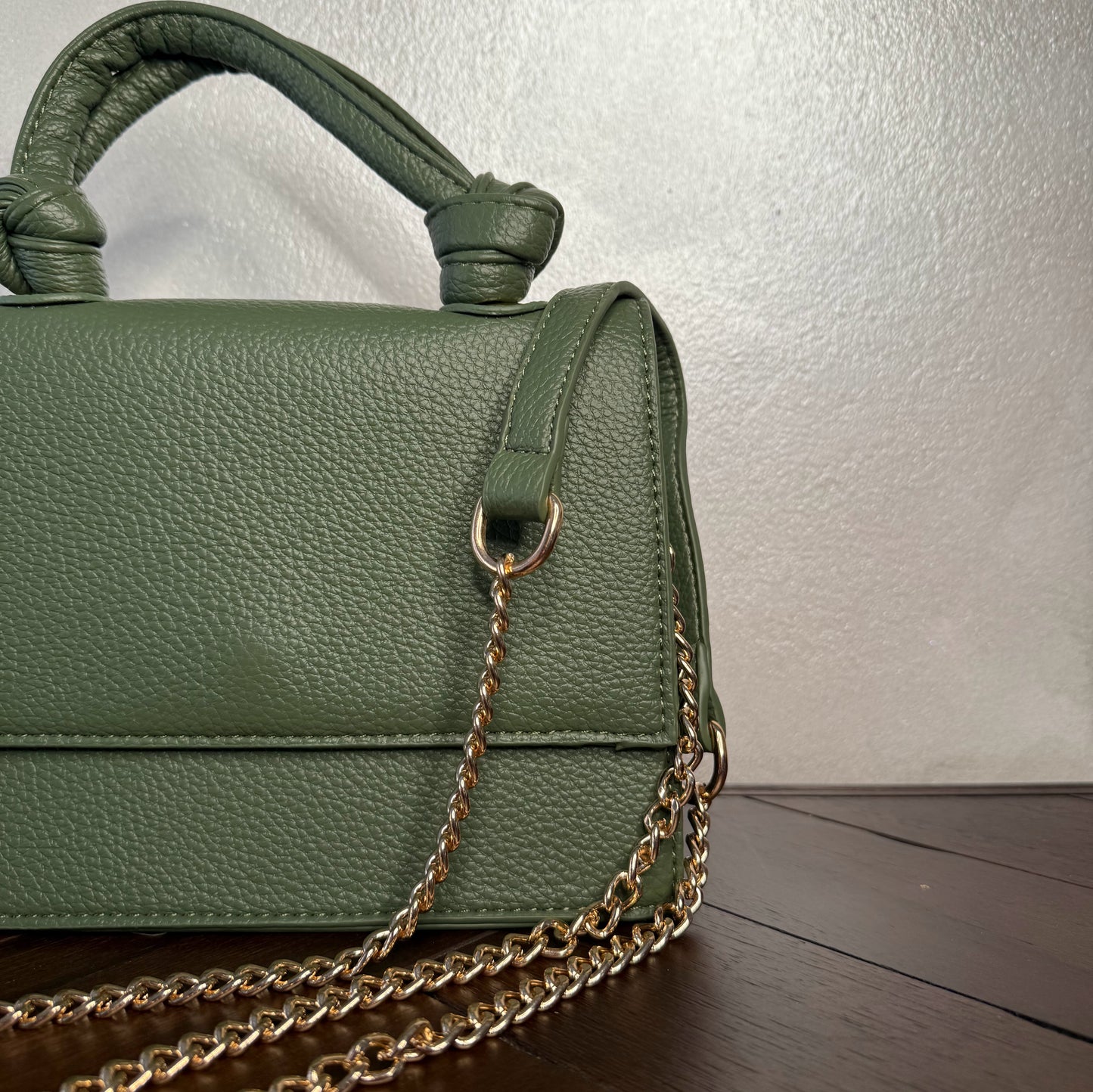 Mini bolso con asa anudada y cadena dorada