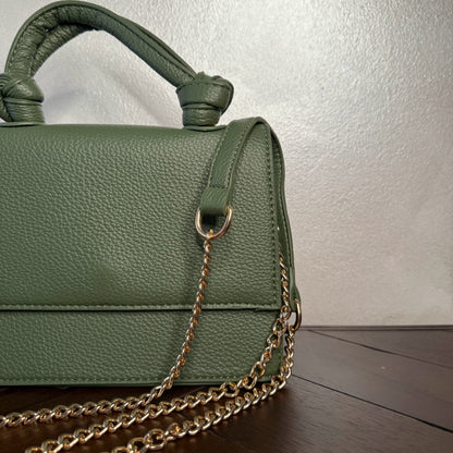 Mini bolso con asa anudada y cadena dorada