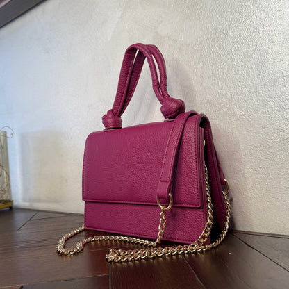 Mini bolso con asa anudada y cadena dorada