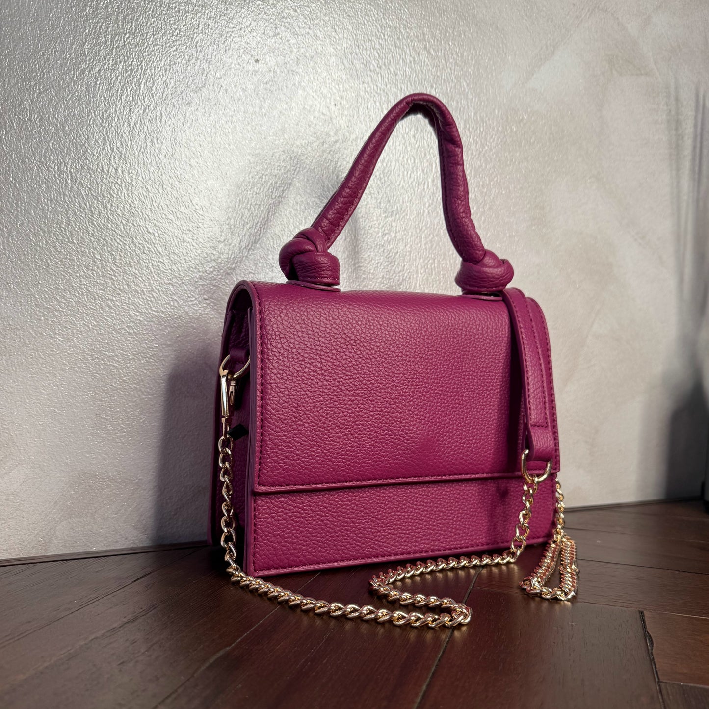 Mini bolso con asa anudada y cadena dorada