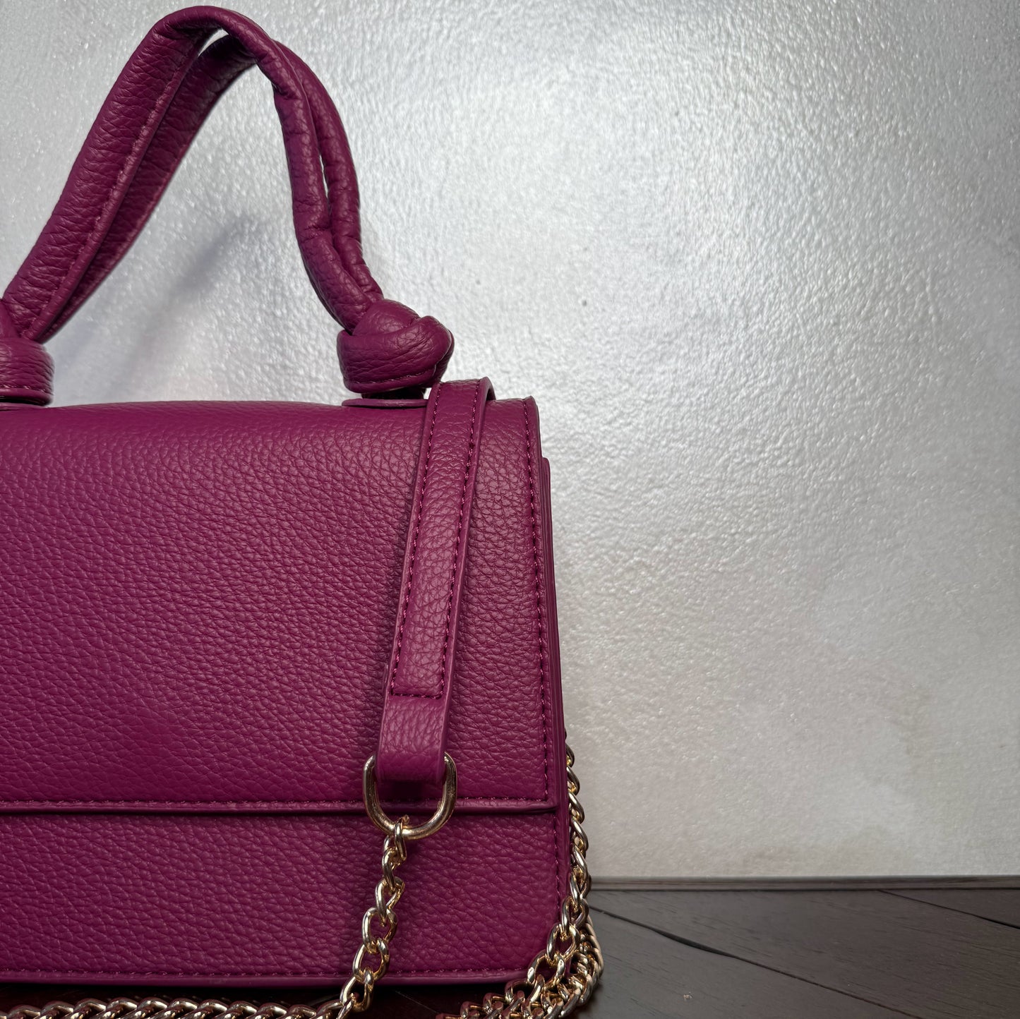 Mini bolso con asa anudada y cadena dorada