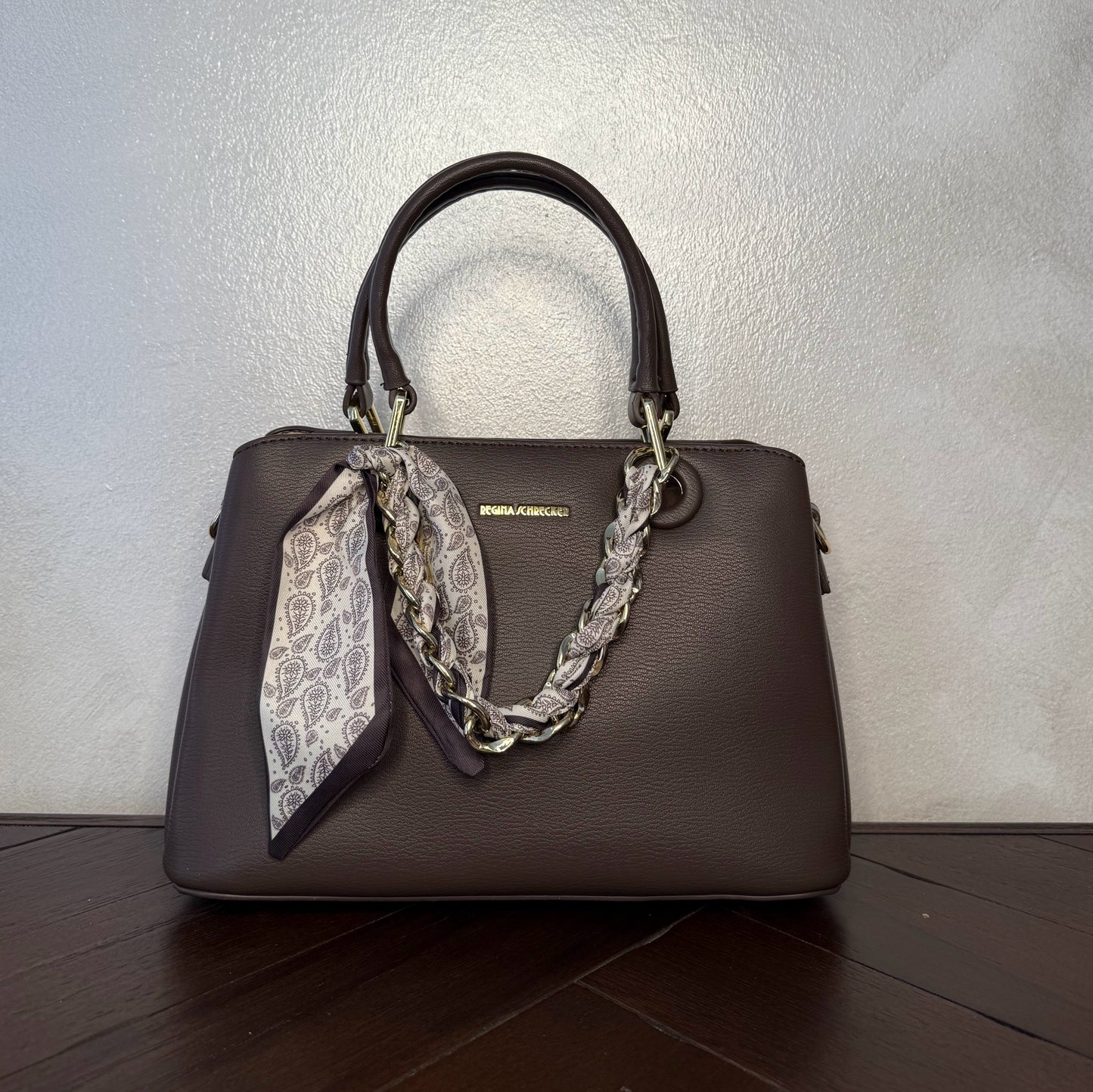 Bolso de mano con cadena y pañuelo decorativo