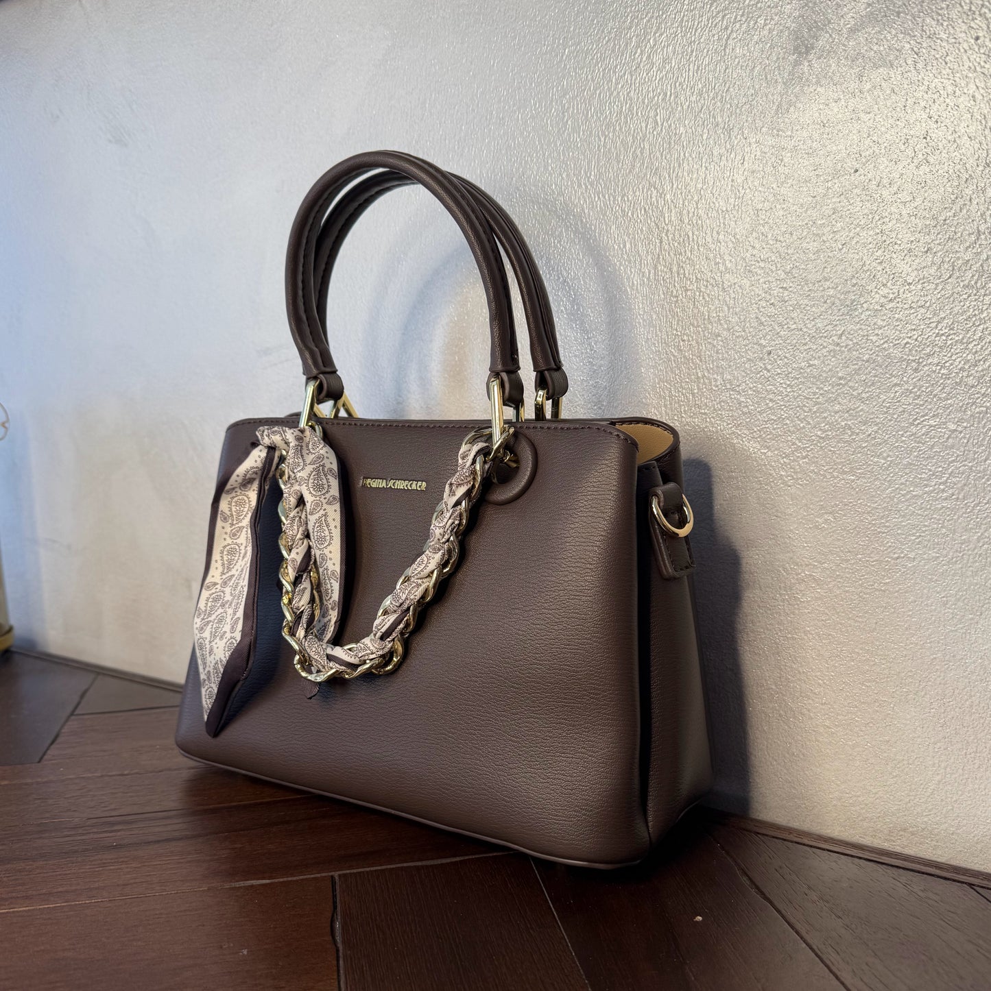 Bolso de mano con cadena y pañuelo decorativo