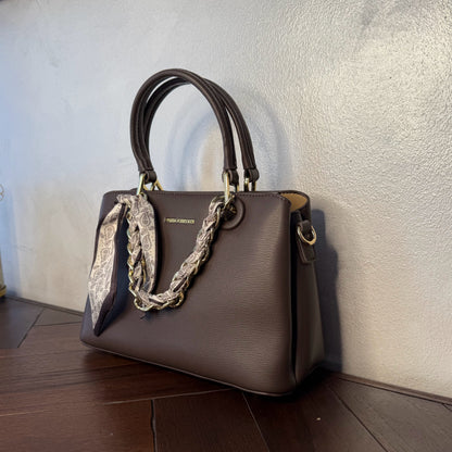 Bolso de mano con cadena y pañuelo decorativo