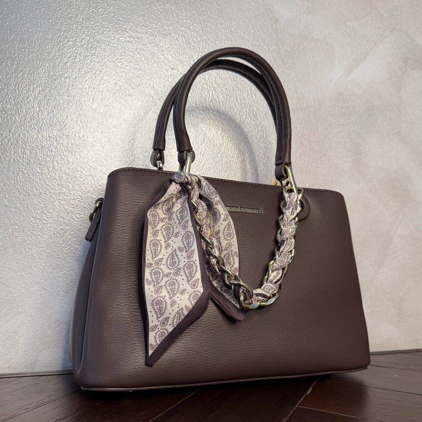 Bolso de mano con cadena y pañuelo decorativo