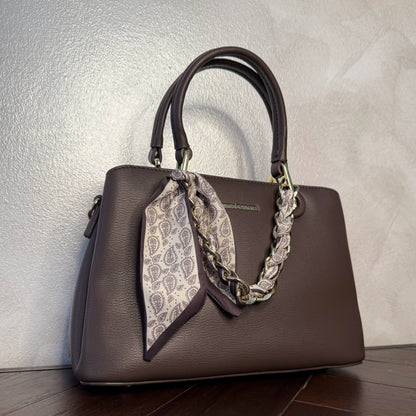 Bolso de mano con cadena y pañuelo decorativo