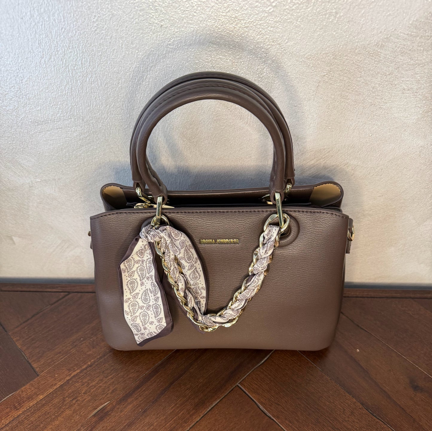 Bolso de mano con cadena y pañuelo decorativo