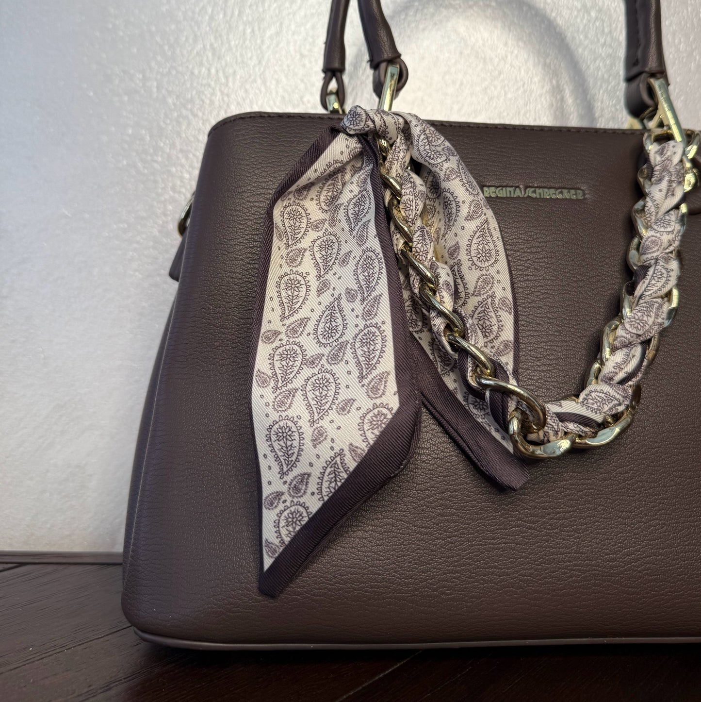 Bolso de mano con cadena y pañuelo decorativo