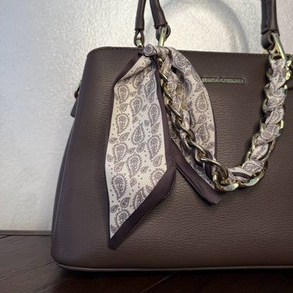 Bolso de mano con cadena y pañuelo decorativo