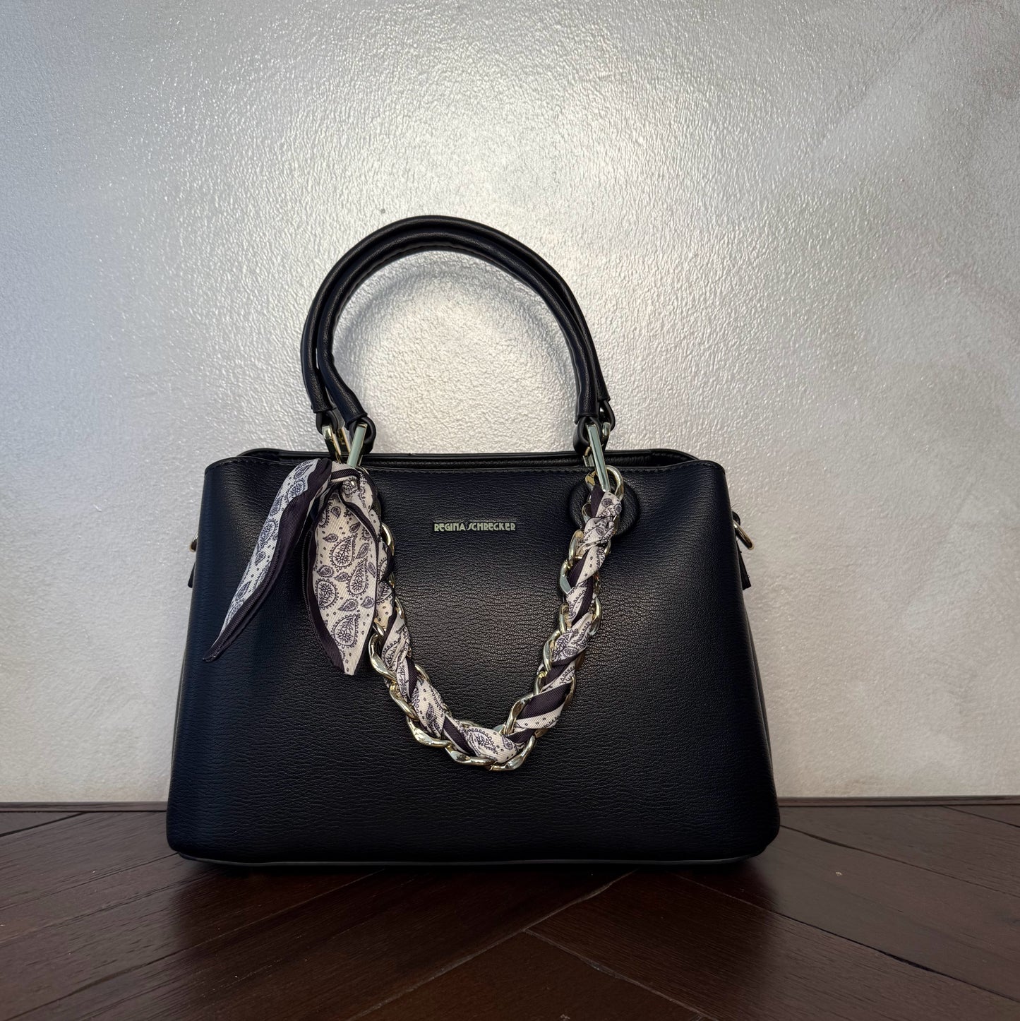 Bolso de mano con cadena y pañuelo decorativo