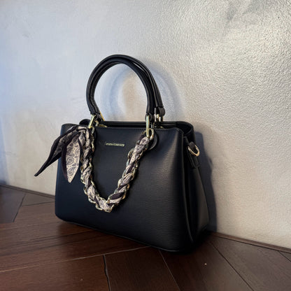 Bolso de mano con cadena y pañuelo decorativo