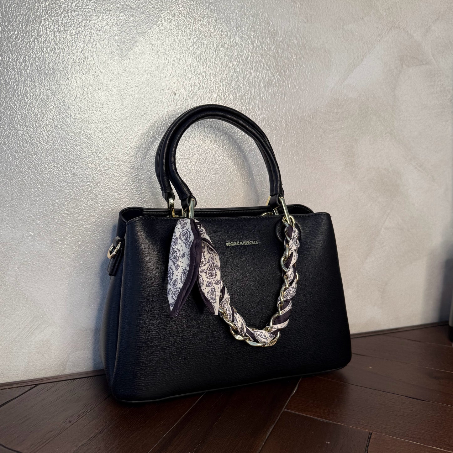 Bolso de mano con cadena y pañuelo decorativo