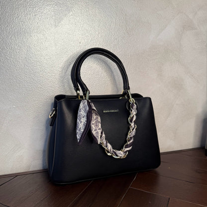 Bolso de mano con cadena y pañuelo decorativo