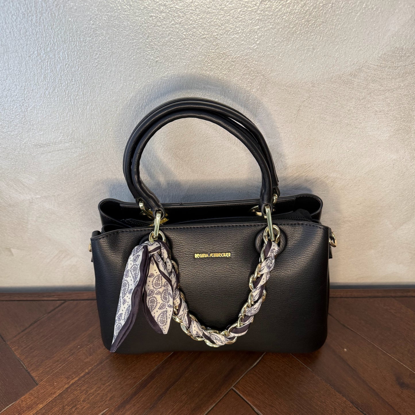 Bolso de mano con cadena y pañuelo decorativo