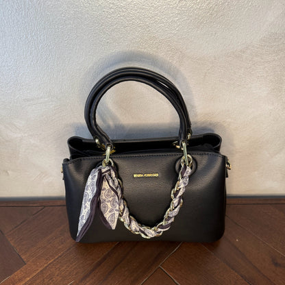 Bolso de mano con cadena y pañuelo decorativo