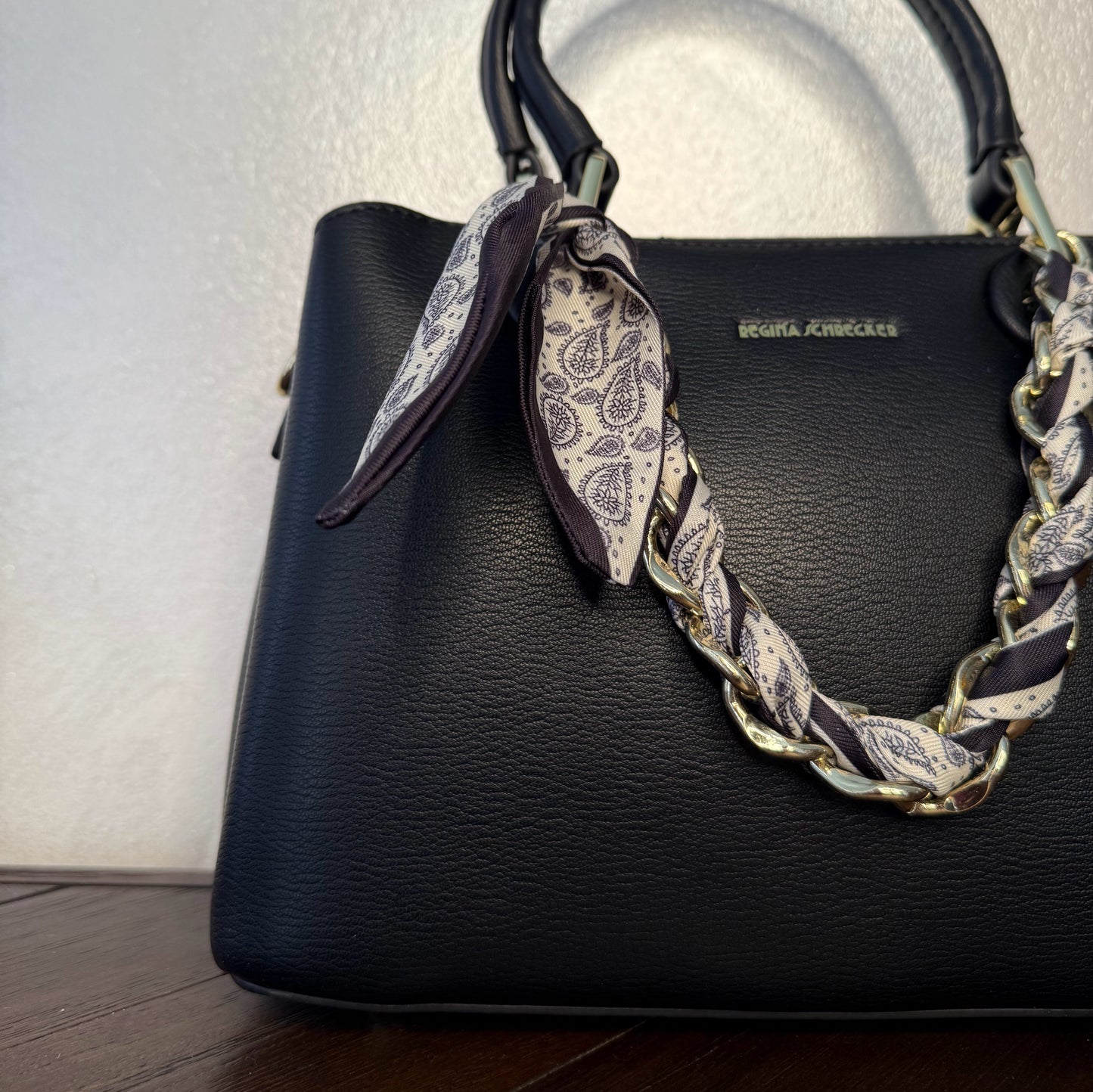 Bolso de mano con cadena y pañuelo decorativo