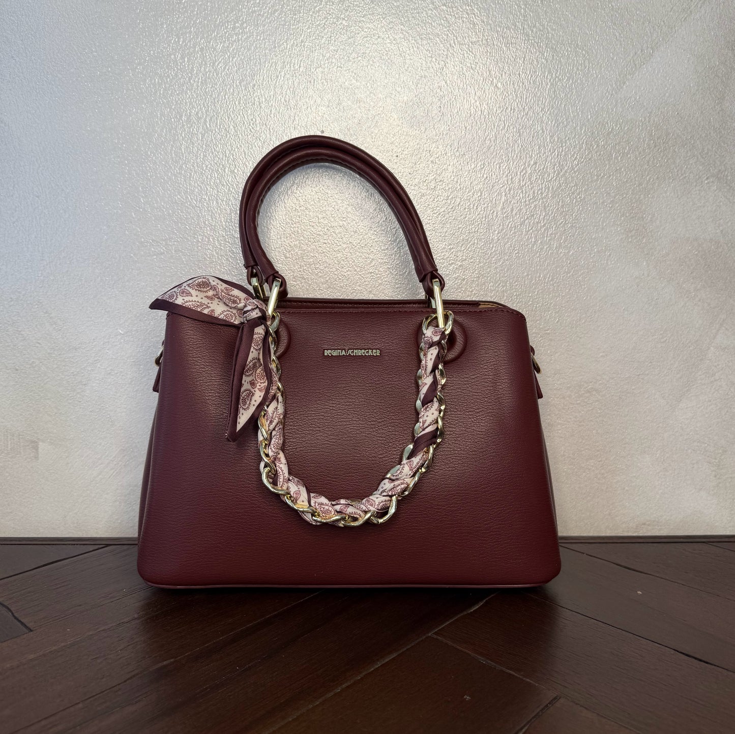 Bolso de mano con cadena y pañuelo decorativo
