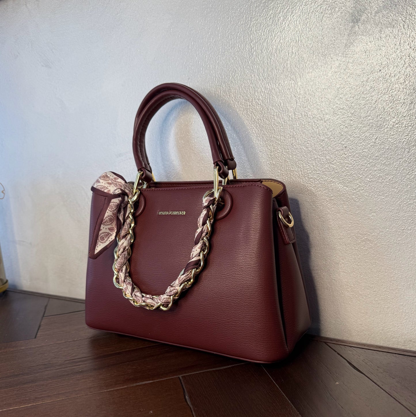 Bolso de mano con cadena y pañuelo decorativo