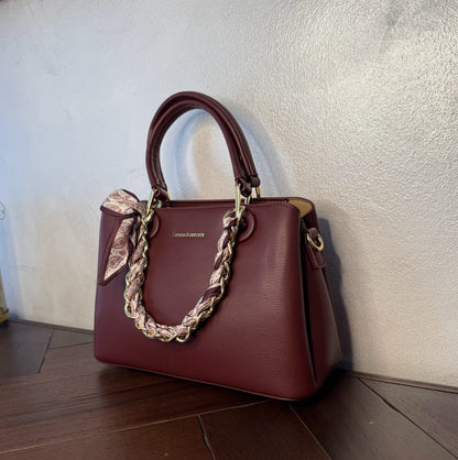 Bolso de mano con cadena y pañuelo decorativo