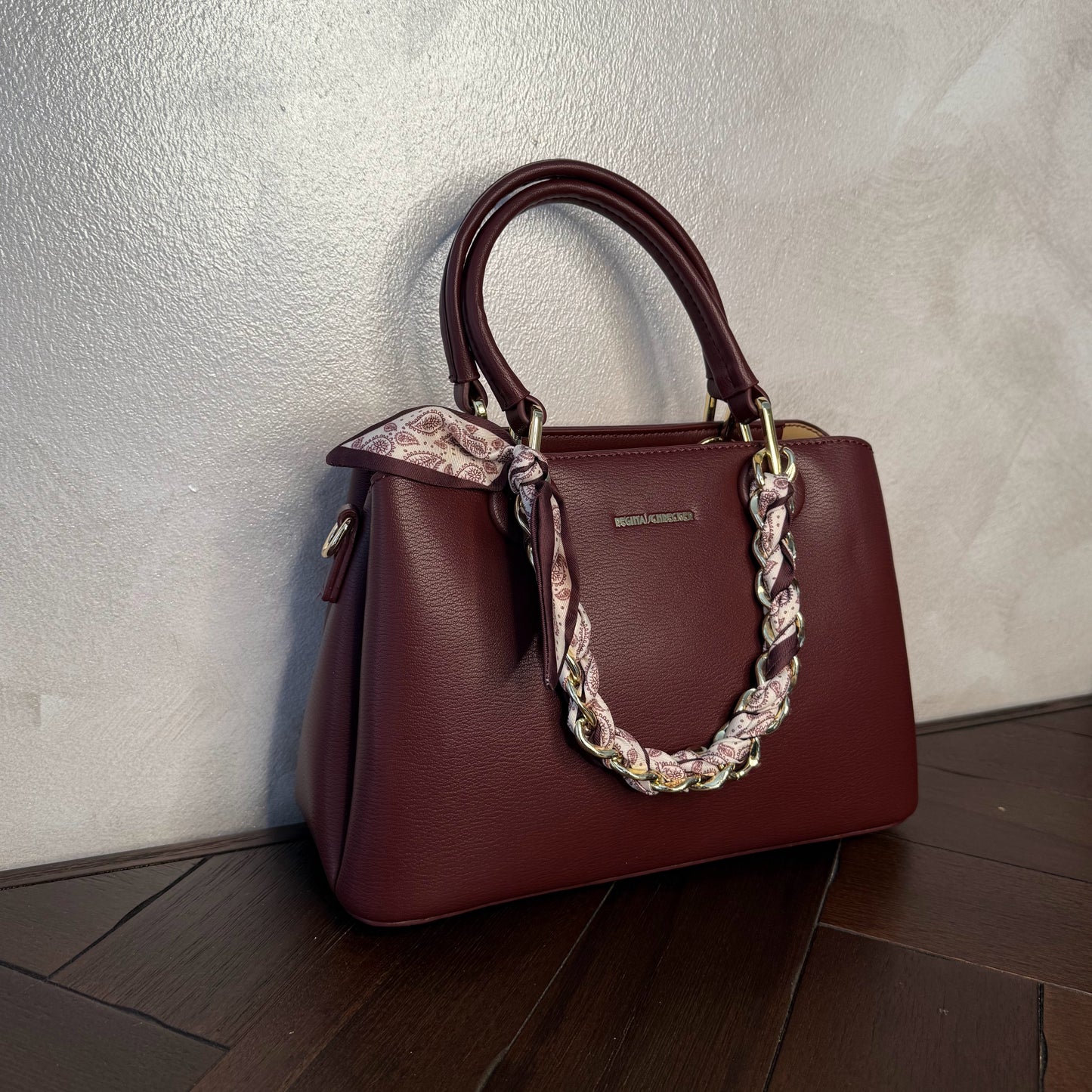 Bolso de mano con cadena y pañuelo decorativo