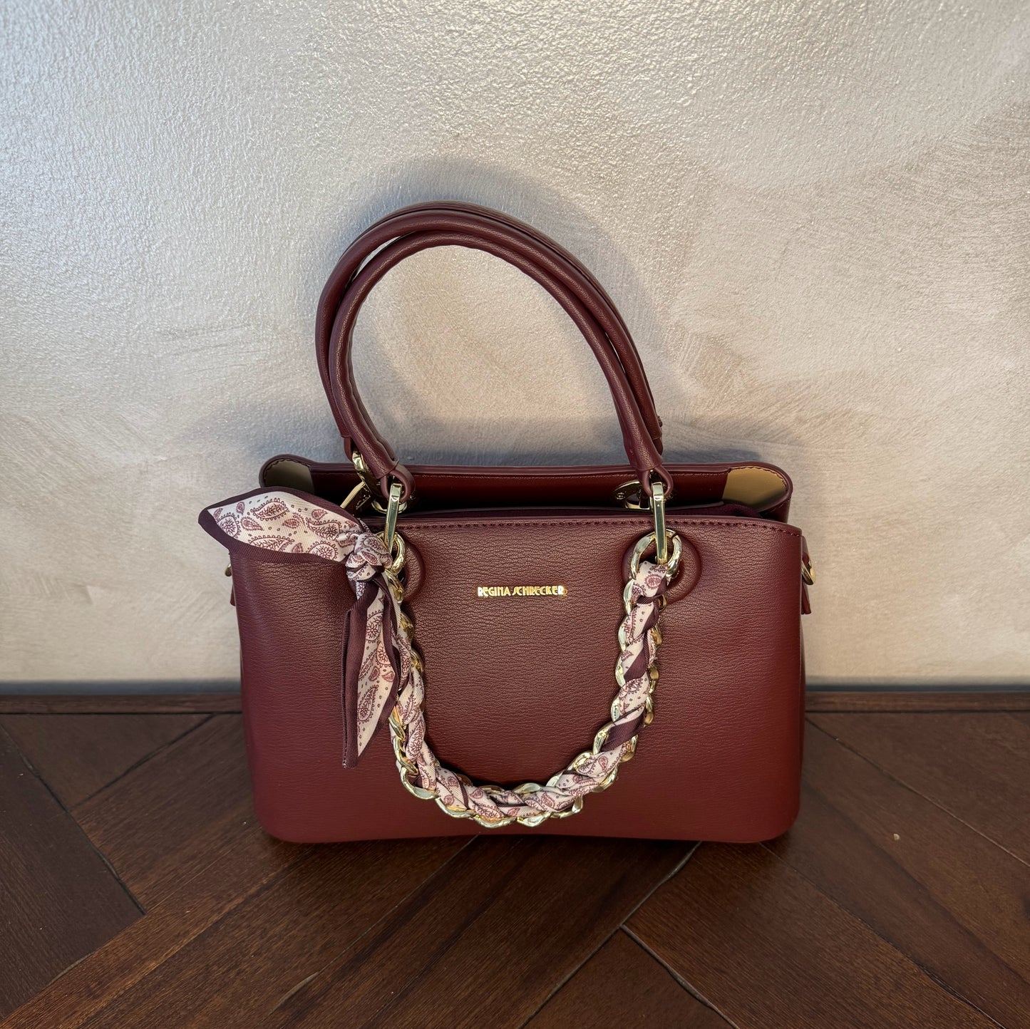 Bolso de mano con cadena y pañuelo decorativo