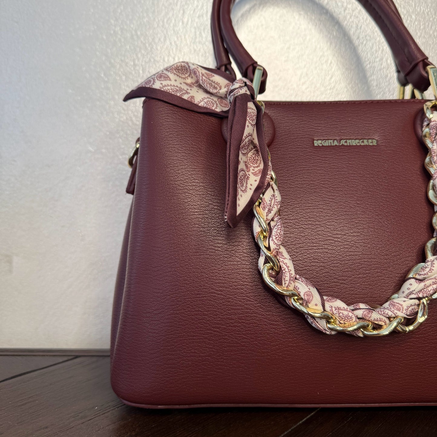 Bolso de mano con cadena y pañuelo decorativo
