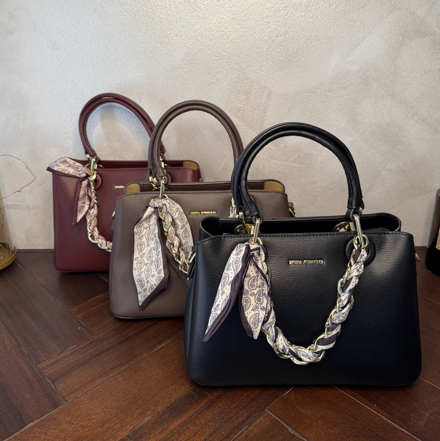 Bolso de mano con cadena y pañuelo decorativo