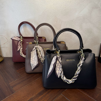 Bolso de mano con cadena y pañuelo decorativo