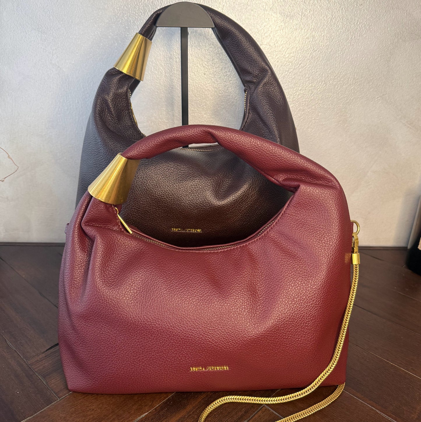 Bolso Hobo Chic con cadena y detalles dorados.