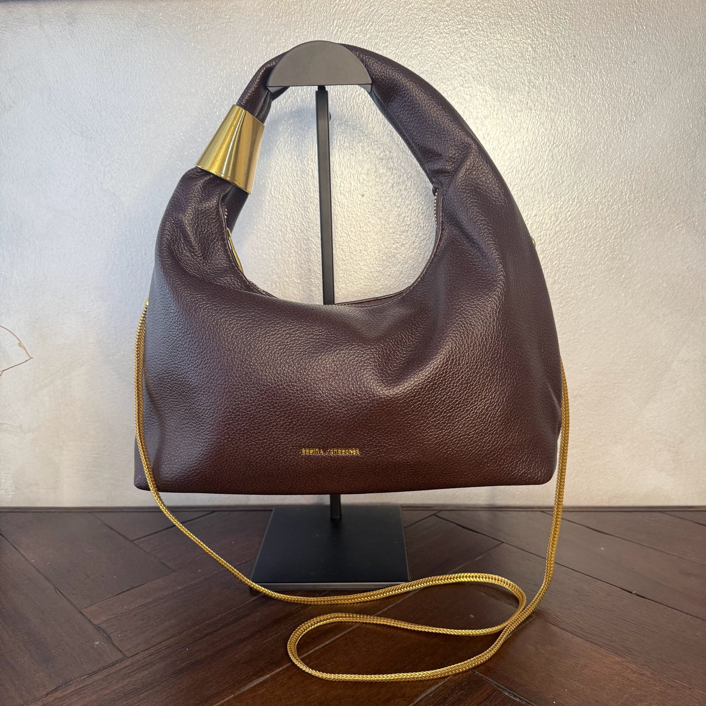 Bolso Hobo Chic con cadena y detalles dorados.