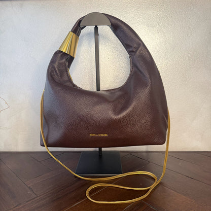 Bolso Hobo Chic con cadena y detalles dorados.