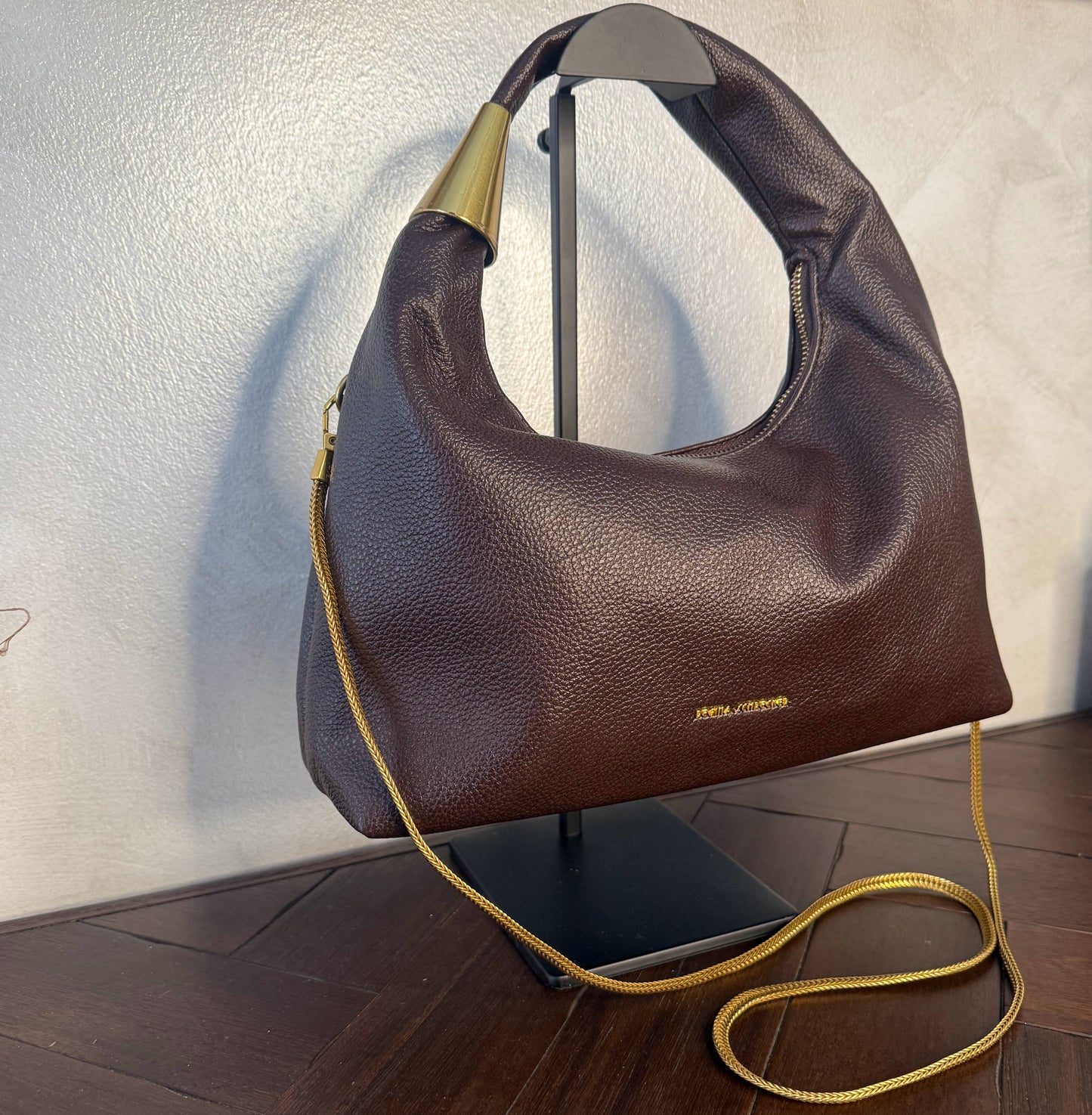 Bolso Hobo Chic con cadena y detalles dorados.