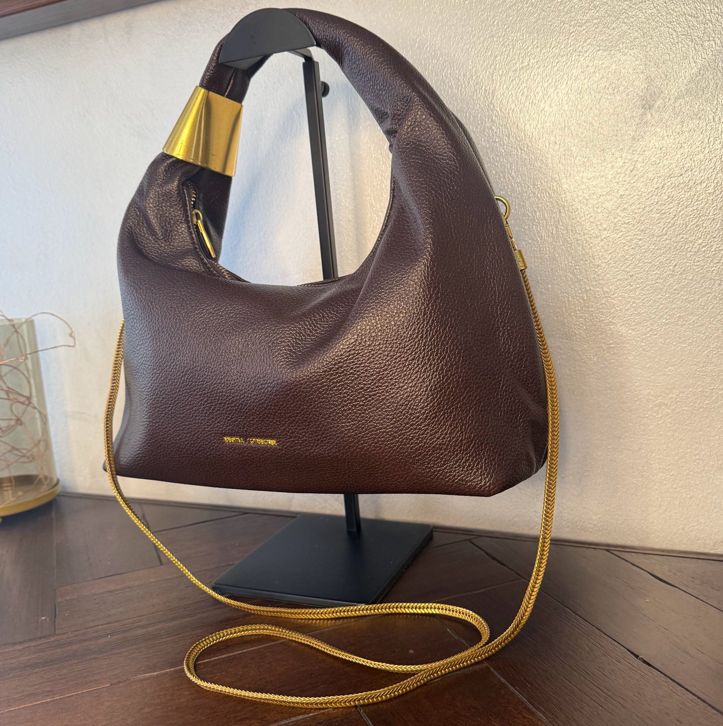 Bolso Hobo Chic con cadena y detalles dorados.