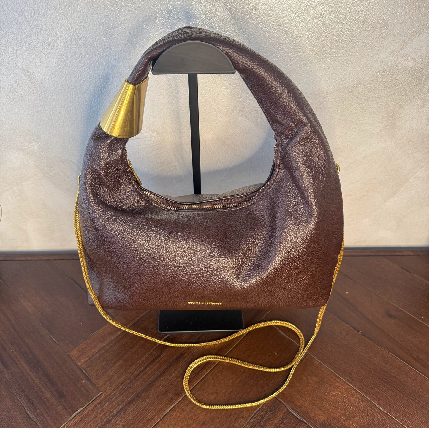 Bolso Hobo Chic con cadena y detalles dorados.