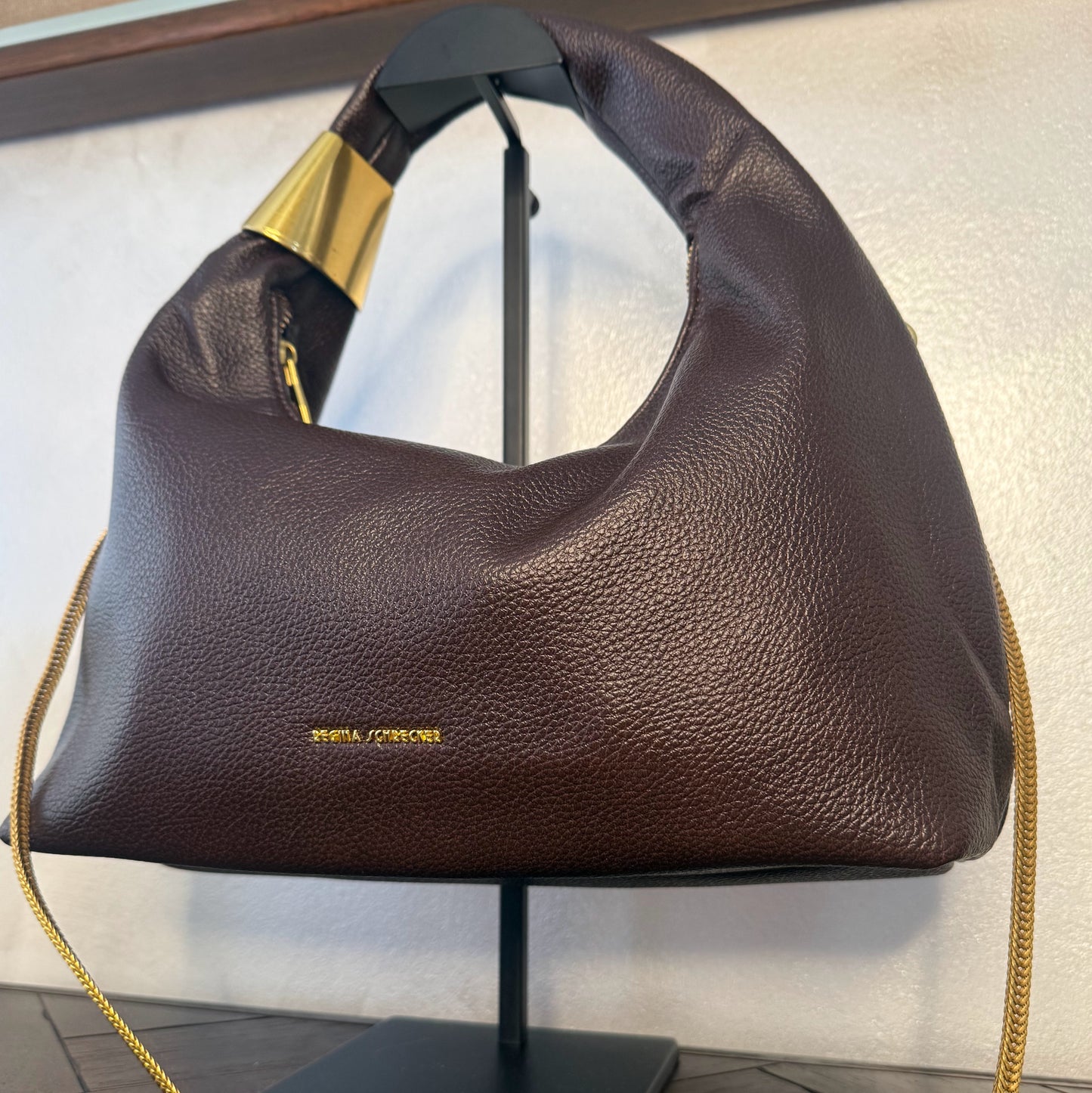 Bolso Hobo Chic con cadena y detalles dorados.