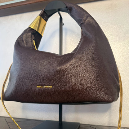 Bolso Hobo Chic con cadena y detalles dorados.