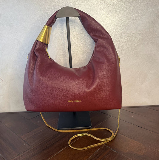 Bolso Hobo Chic con cadena y detalles dorados.