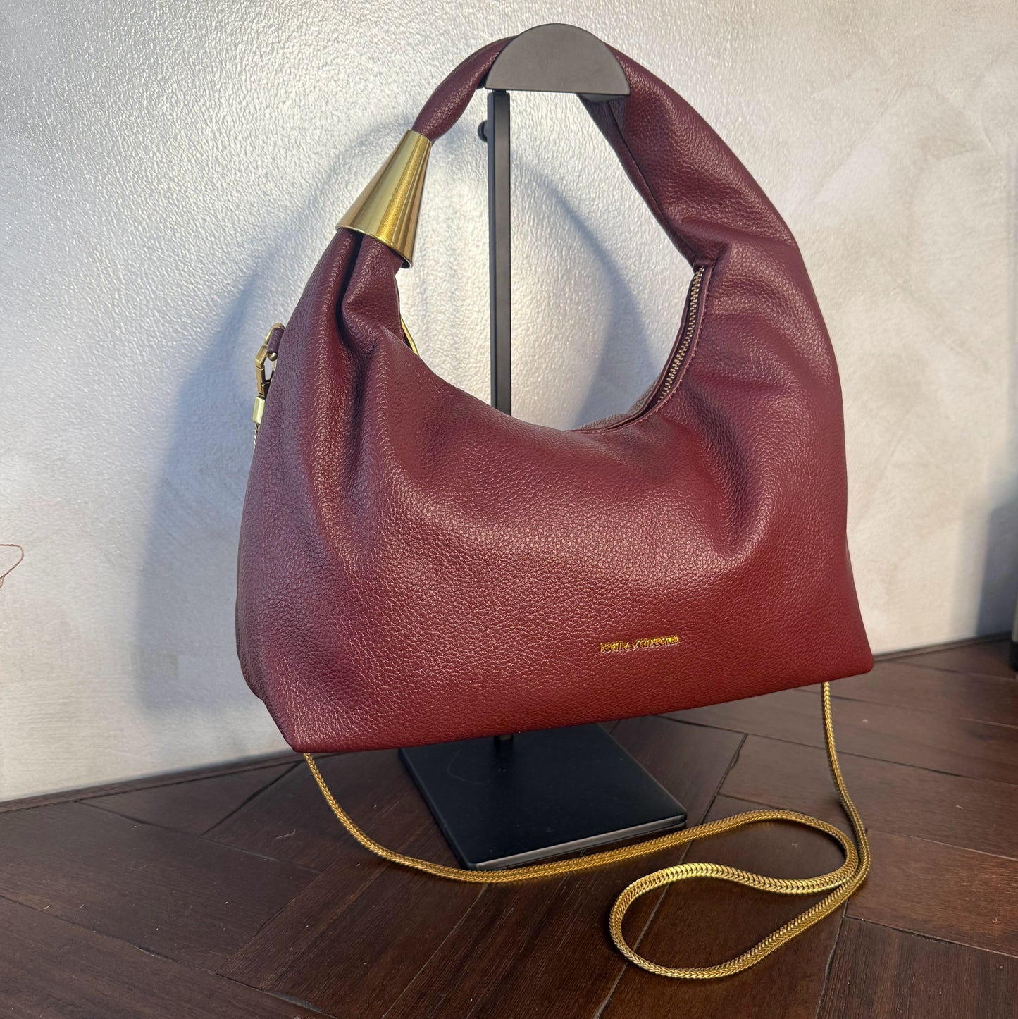 Bolso Hobo Chic con cadena y detalles dorados.