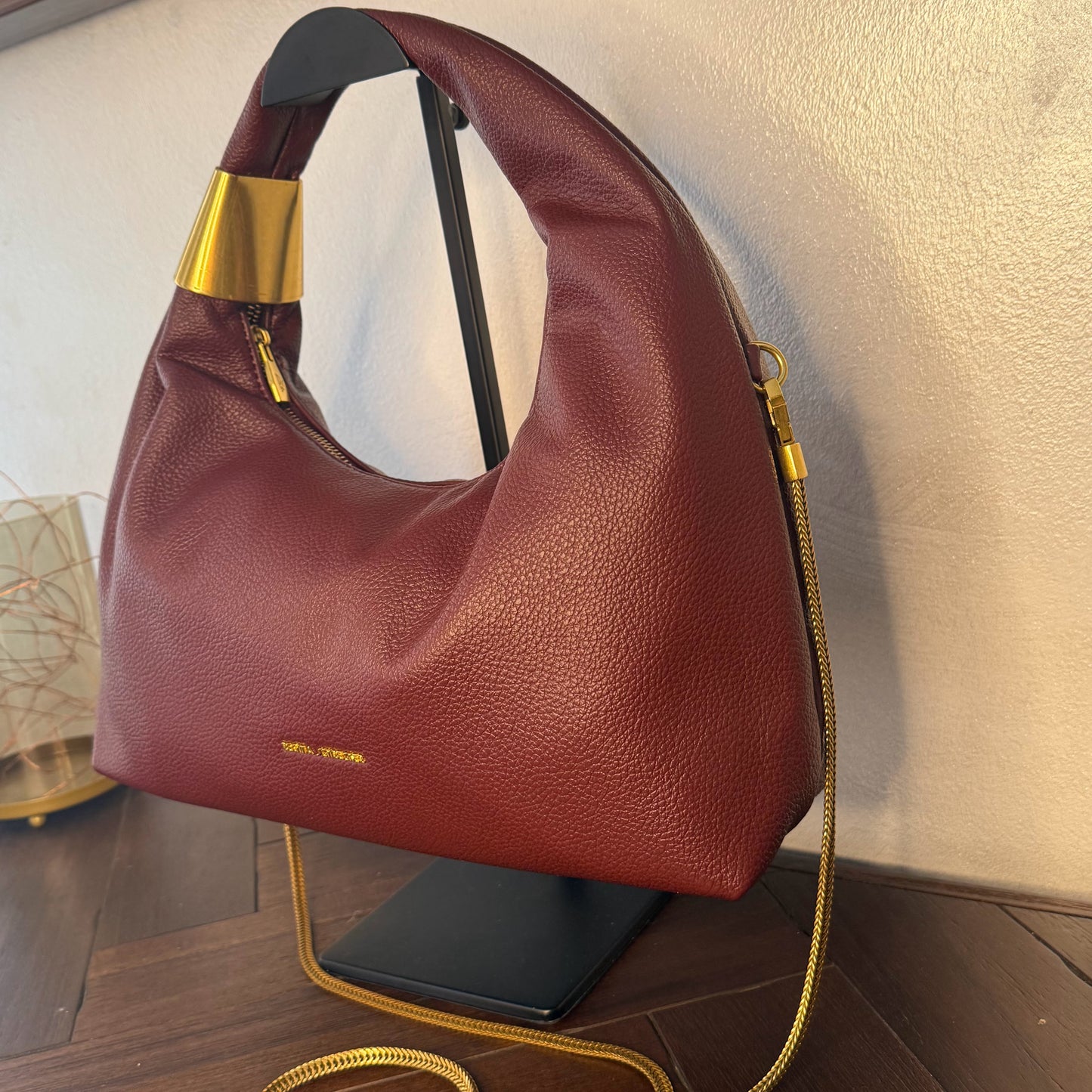 Bolso Hobo Chic con cadena y detalles dorados.
