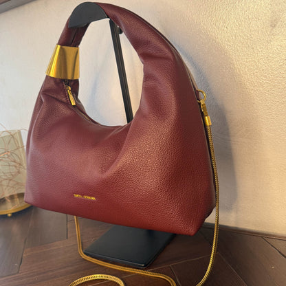 Bolso Hobo Chic con cadena y detalles dorados.