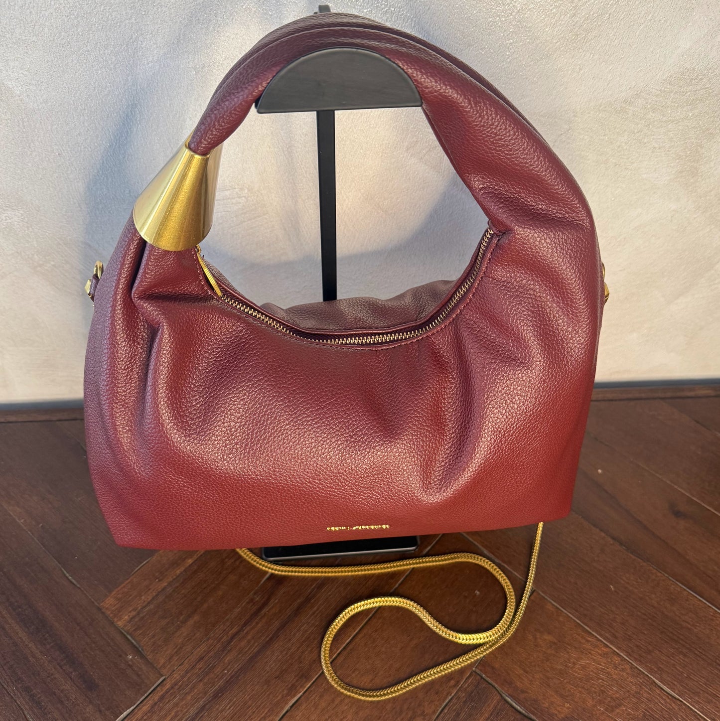 Bolso Hobo Chic con cadena y detalles dorados.