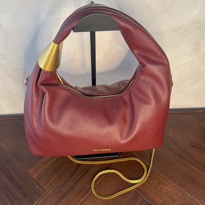 Bolso Hobo Chic con cadena y detalles dorados.