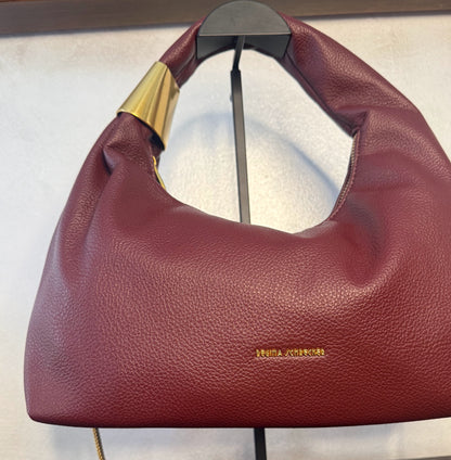 Bolso Hobo Chic con cadena y detalles dorados.