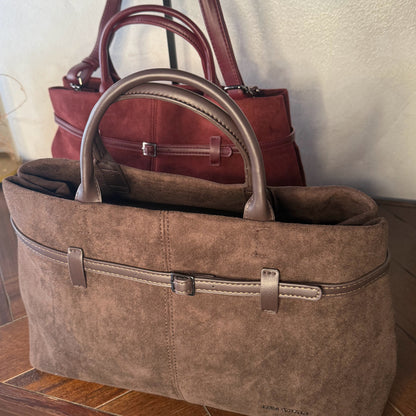 Bolso de mano de antelina elegante y sofisticado con asa larga.