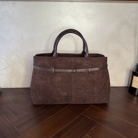 Bolso de mano de antelina elegante y sofisticado con asa larga.