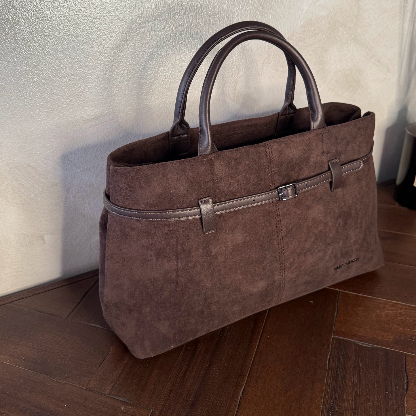 Bolso de mano de antelina elegante y sofisticado con asa larga.