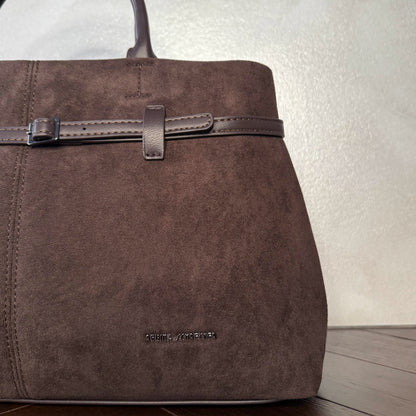 Bolso de mano de antelina elegante y sofisticado con asa larga.